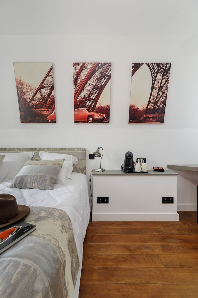 Deluxe Double Room (Citroen DS) photo 2