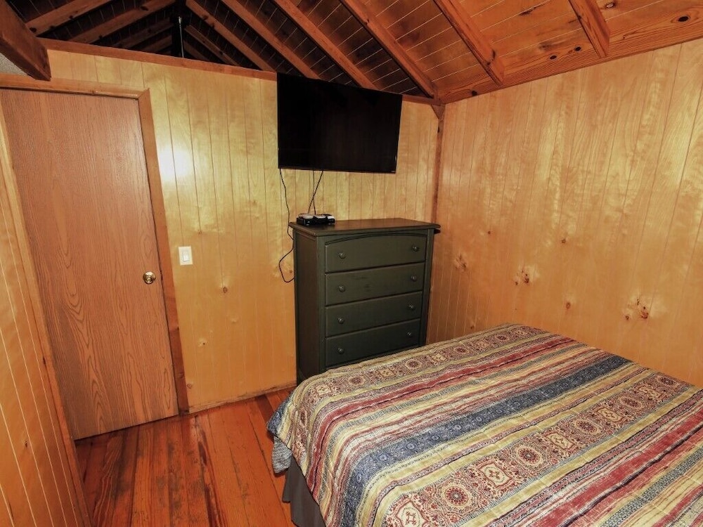 Lake View, Cedar Cabin Lake Texoma, Kitchenette, Queen, Screened Patio, Pet Friendly photo 1