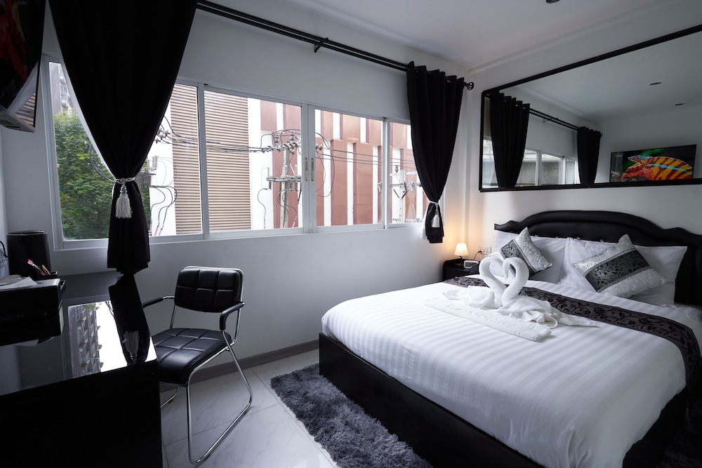Standard Room, 1 Queen Bed, Non Smoking, City View