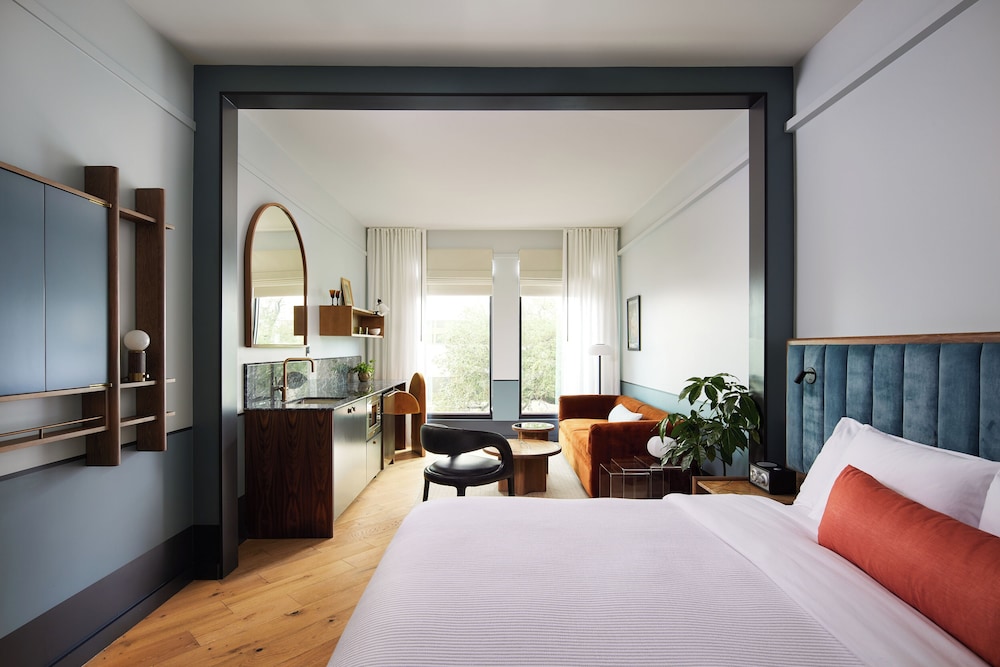 Deluxe Studio, 1 King Bed with Sofa bed