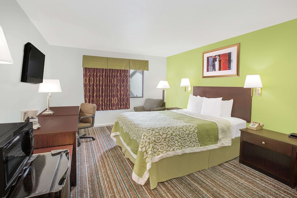 Room, 1 Queen Bed, Accessible, Non Smoking (Mobility) - Photo 1