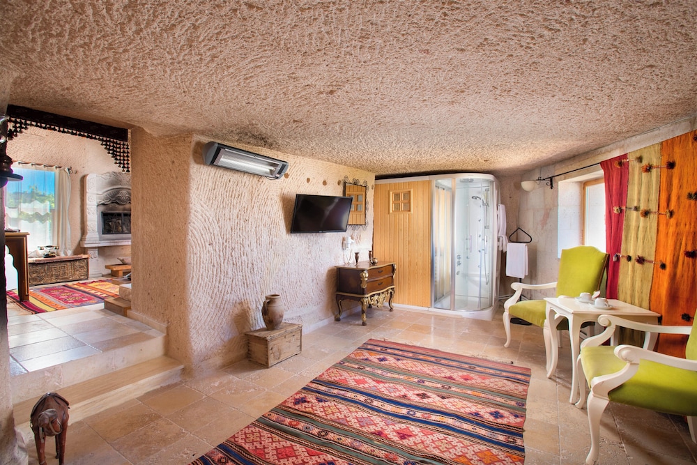 Imperial Cave Suite with Balloon View - Photo 5