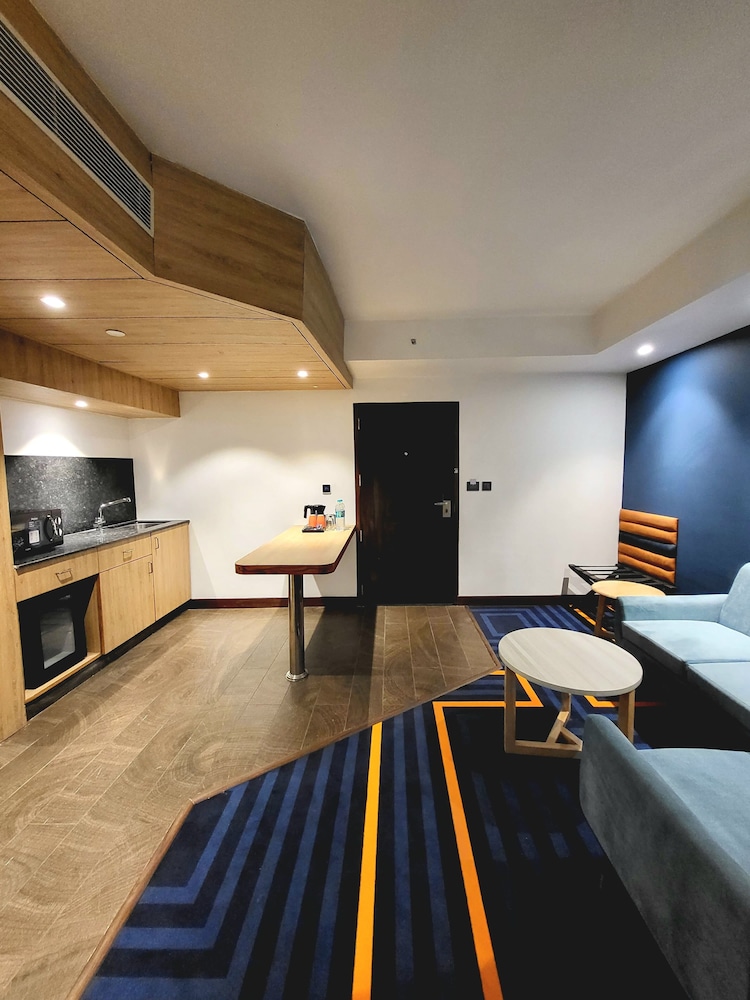 Suite, 1 King Bed, Kitchenette (Dining) - Photo 5