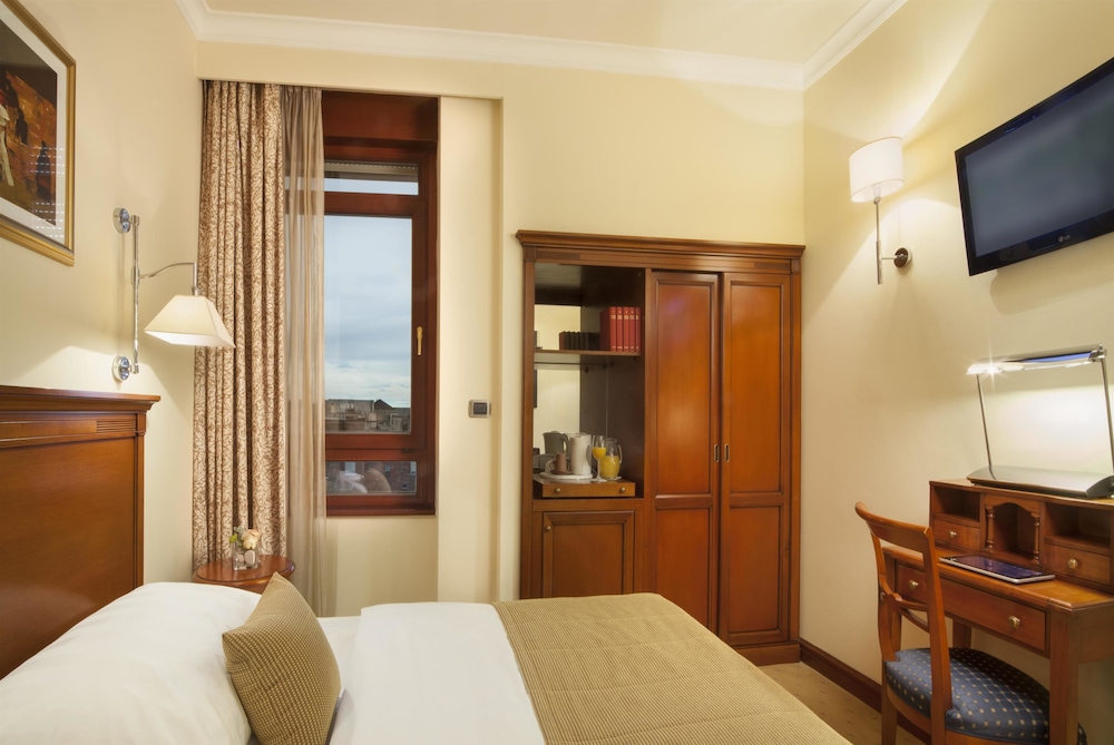 Deluxe Room, 1 Queen Bed (Quiet Location) photo 3