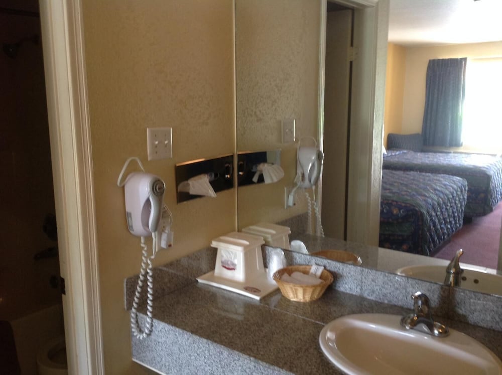 Standard Room, 2 Queen Beds, Non Smoking photo 2