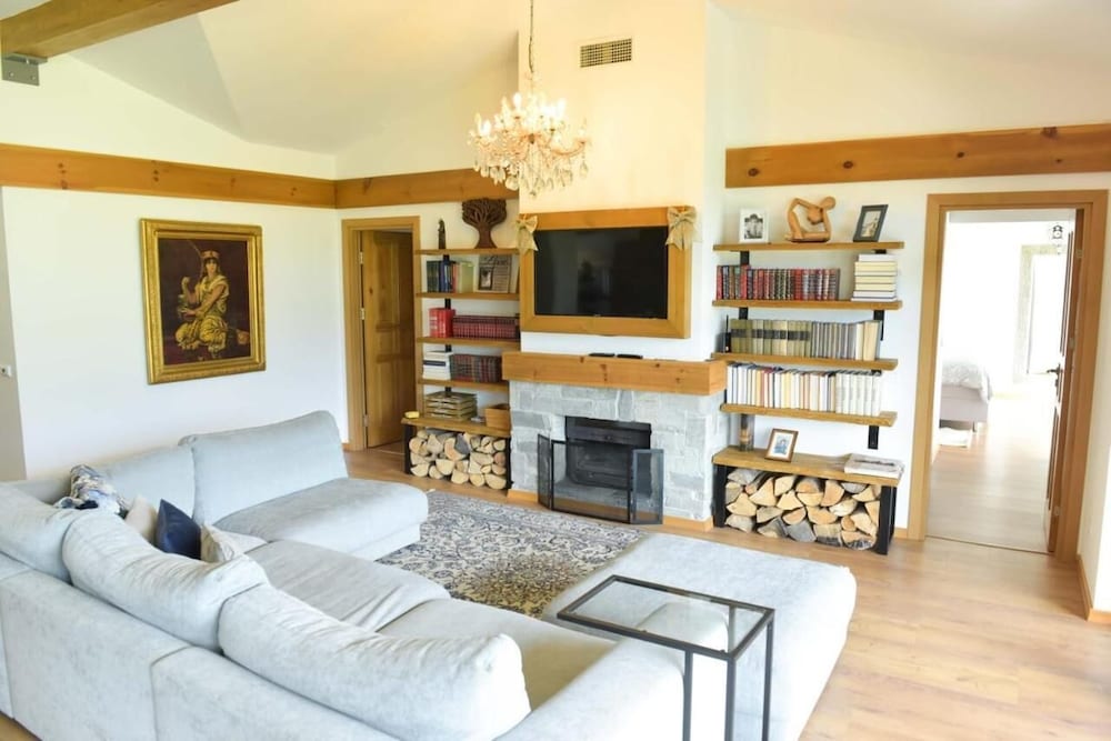 Luxury Chalet, 3 Bedrooms, Sauna, Mountain View
