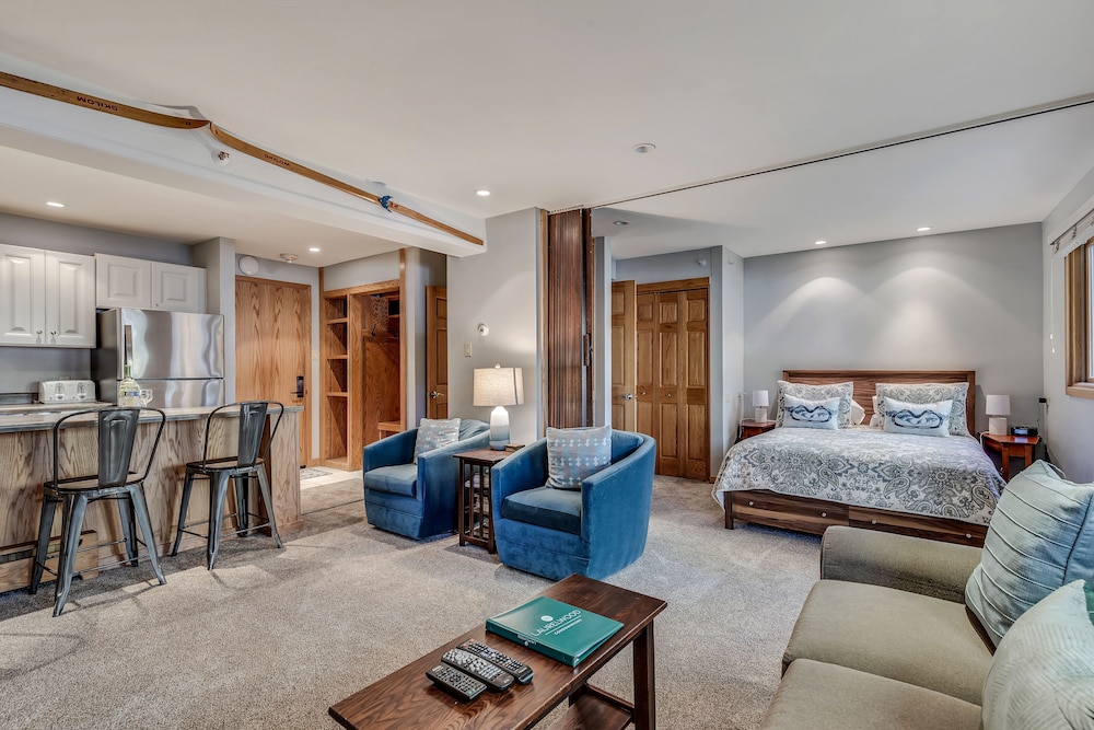 Premier Studio (Unit 202)