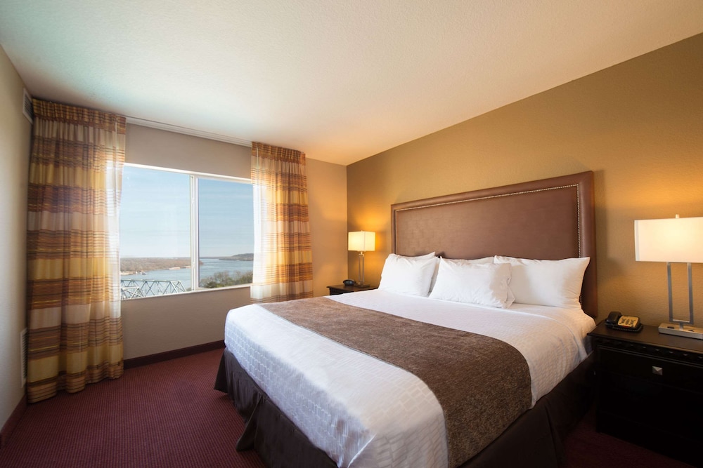 Standard Room, 1 King Bed, Non Smoking photo 2