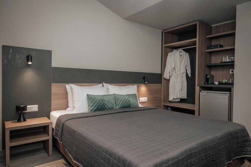 Queen Deluxe Room - Photo 1