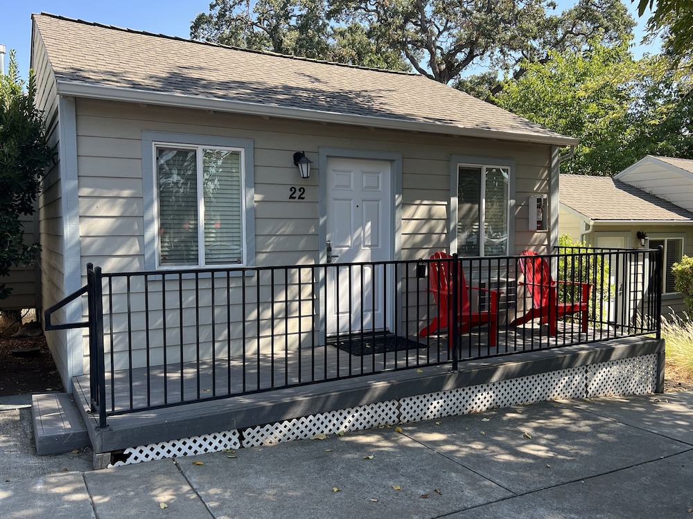 22 Studio Cottage 2 Queen Beds