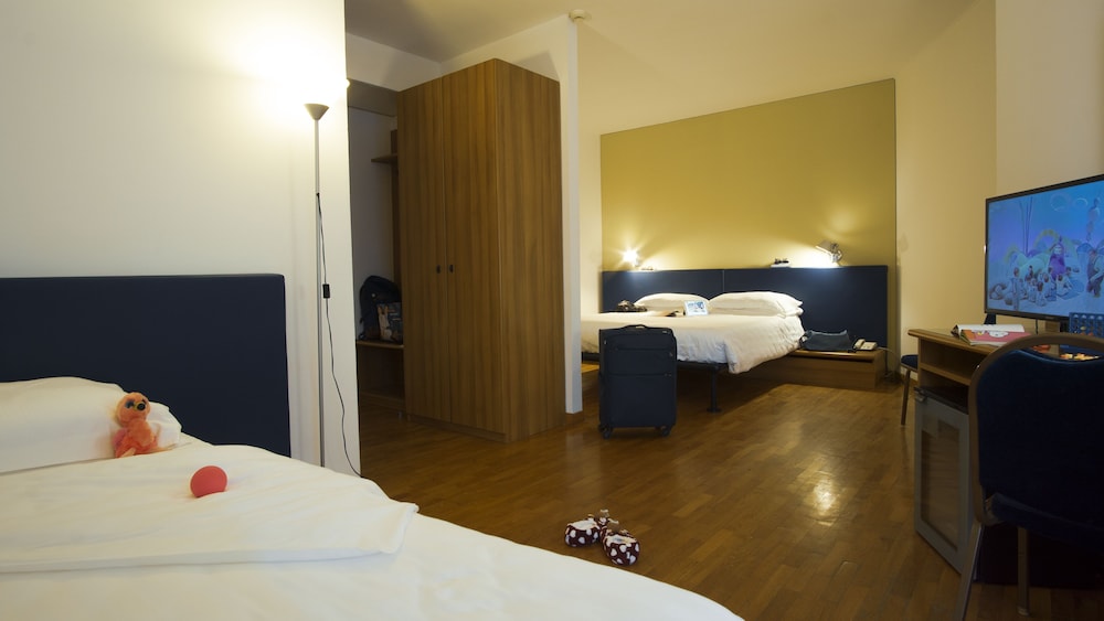 Classic Triple Room, Multiple Beds, Non Smoking - Photo 4