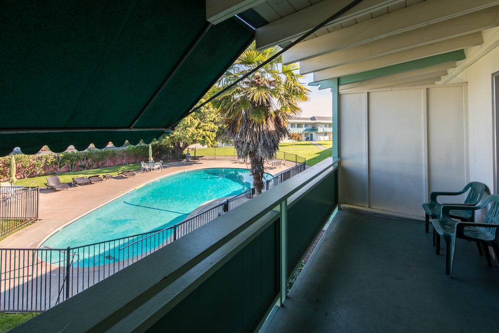 Standard Room, 2 Queen Beds, Pool View, Courtyard Area - Photo 6