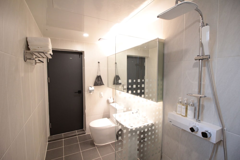 Premium Twin Room - Photo 2