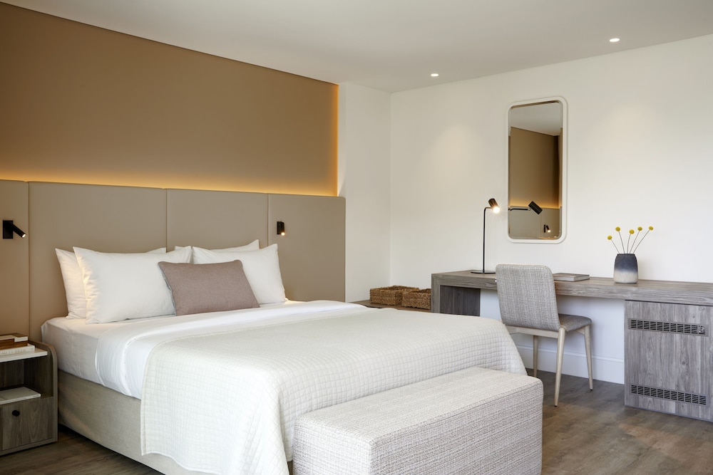Superior Room (2 adults + 1 child) - Photo 7