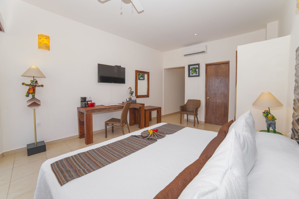 Standard Room, 1 King Bed, Sea View photo 2