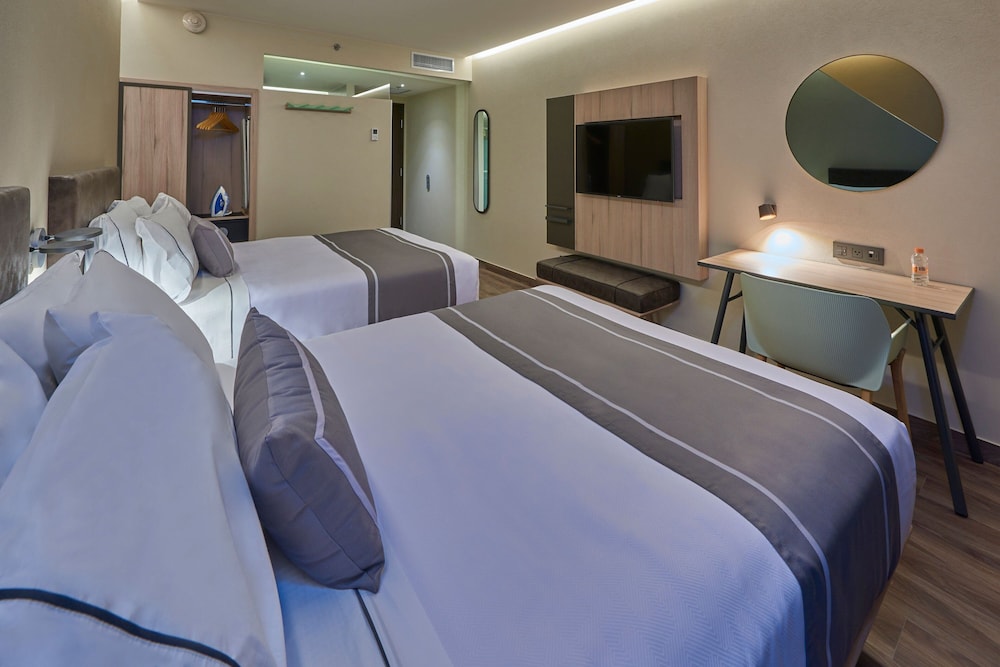 Room, 2 Queen Beds - Photo 6