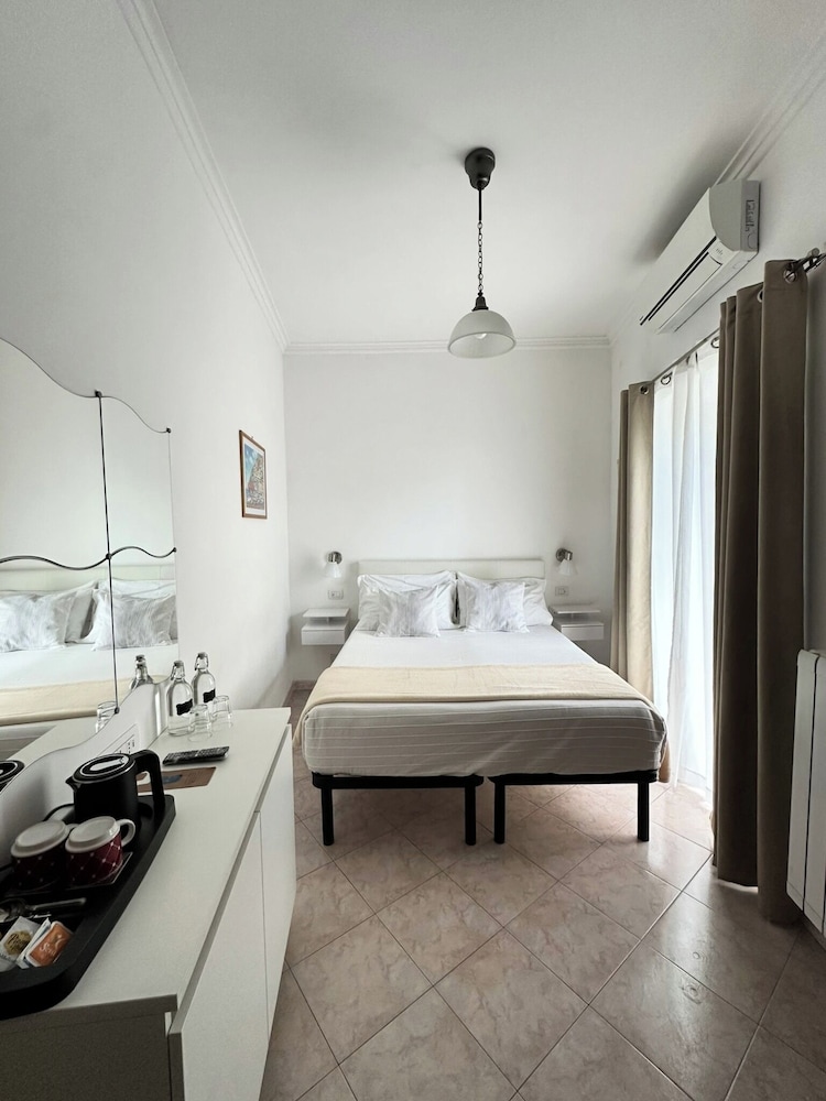 Economy Room, Balcony