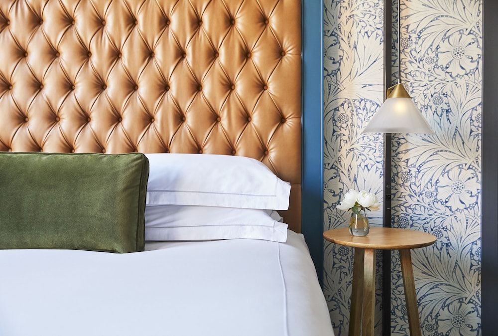Room, 1 King Bed (Freestanding Bath) thumbnail 6