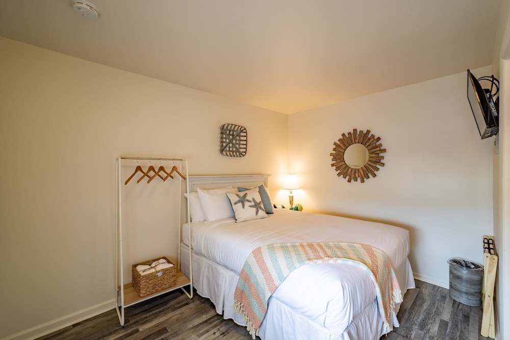 Standard Room, 1 Queen Bed, Non Smoking (Deluxe Room)