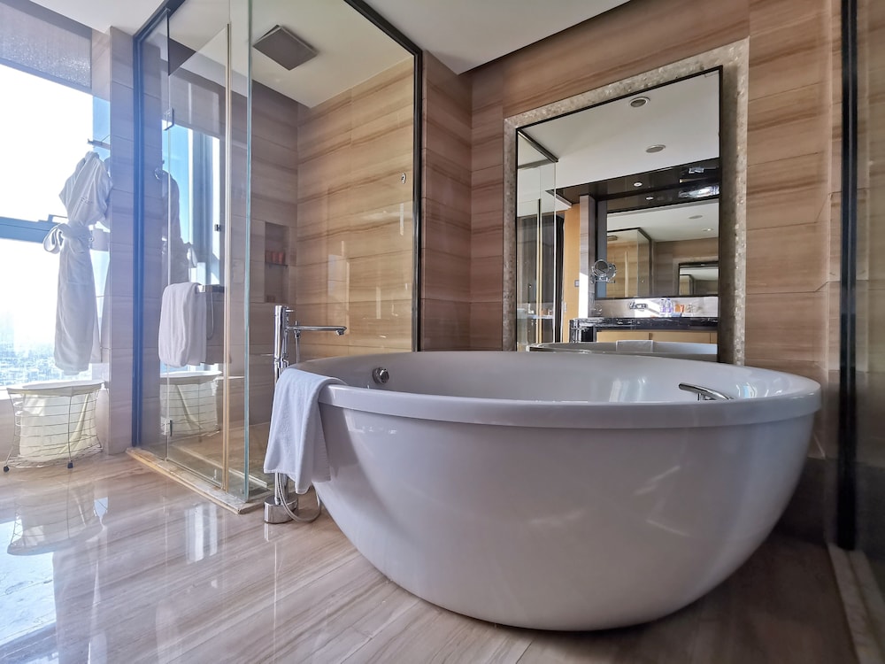 Premium Room, 1 King Bed, Bathtub (Round Bathtub) photo 3