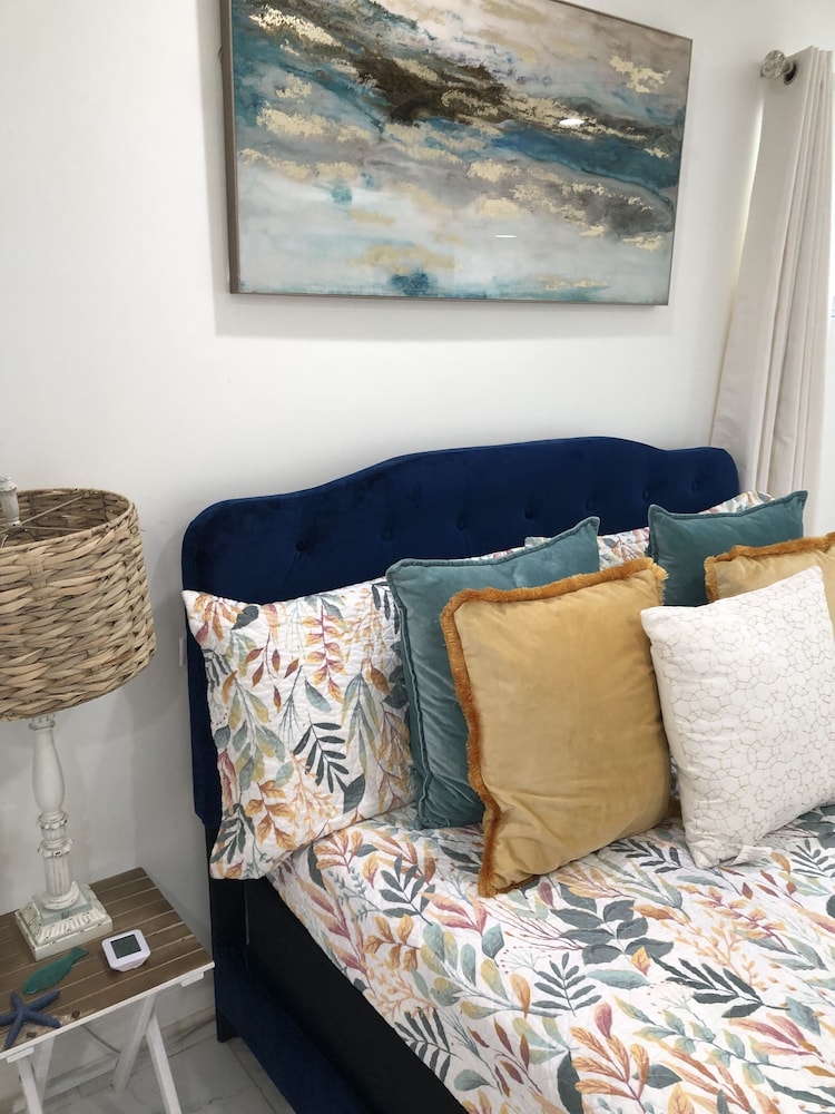 Studio suite, beach themed, Queen size bed, full kitchen private entrance, garden view photo 1