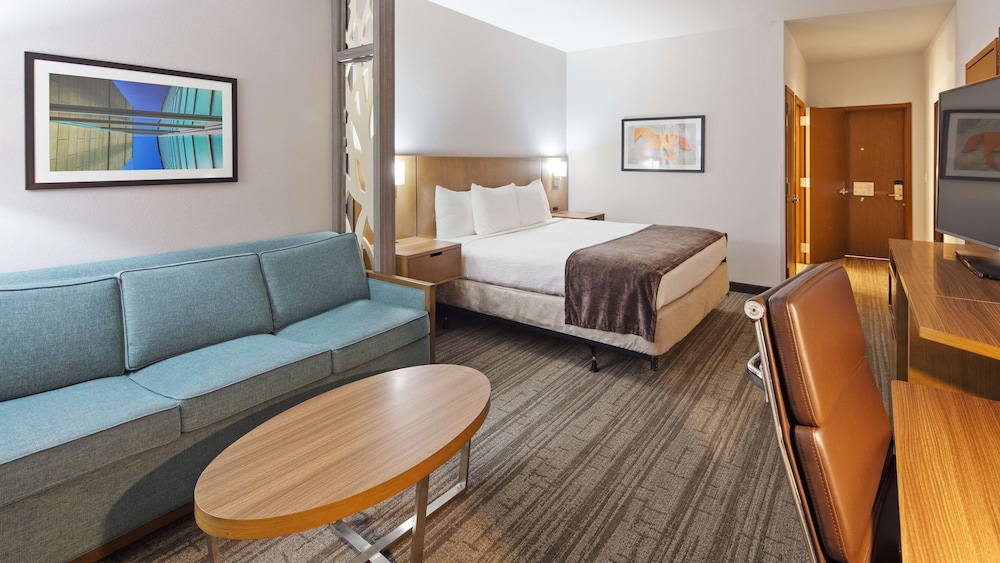 Suite, 1 King Bed, Accessible, Refrigerator & Microwave - Photo 3