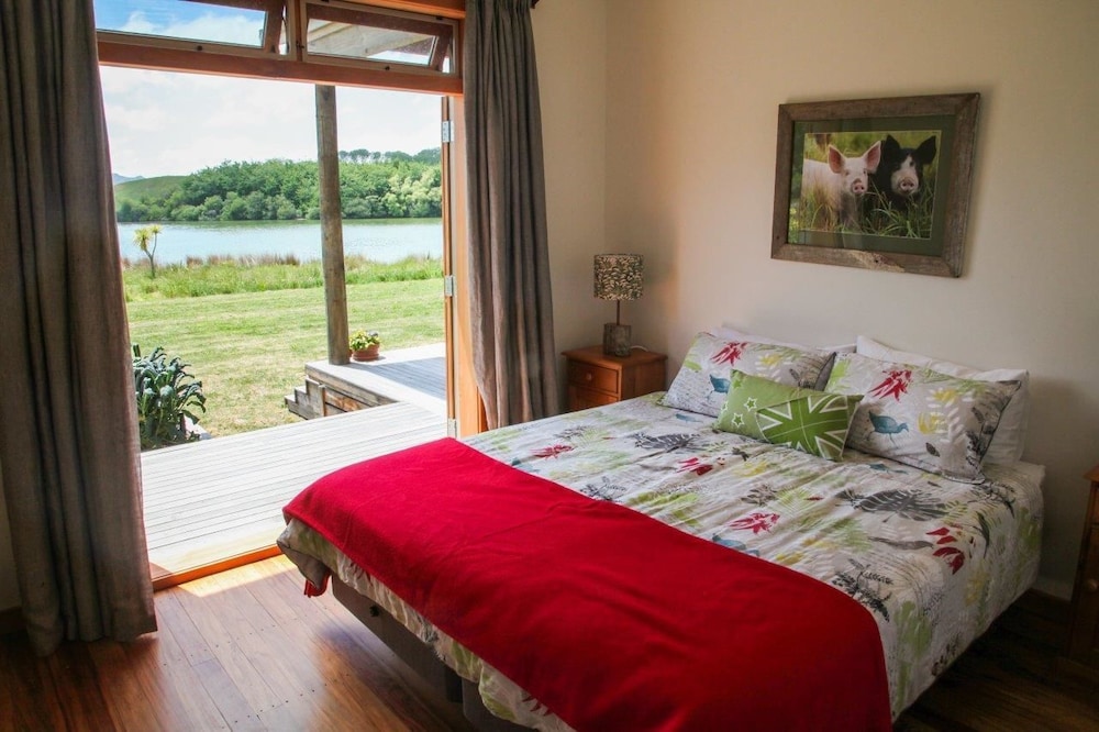 House, 5 Bedrooms, Lake View, Lakeside photo 1