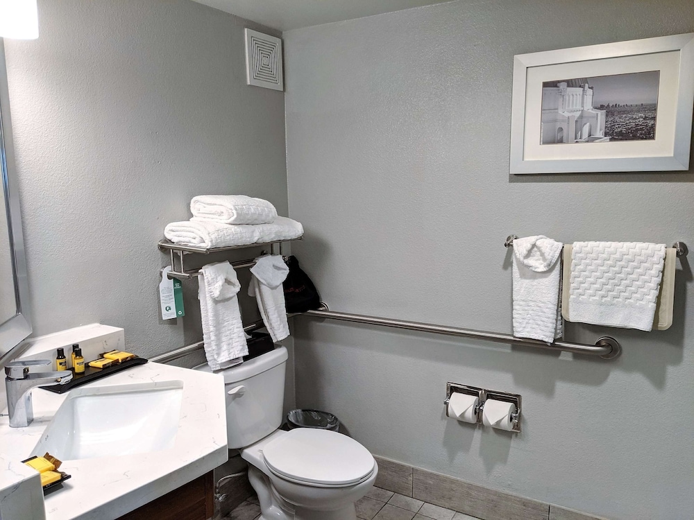 Standard Room, 2 Queen Beds, Non Smoking, Refrigerator & Microwave thumbnail 6