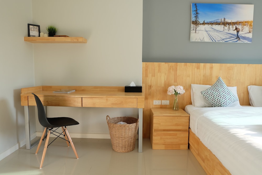 Standard Room, 1 King Bed photo 3