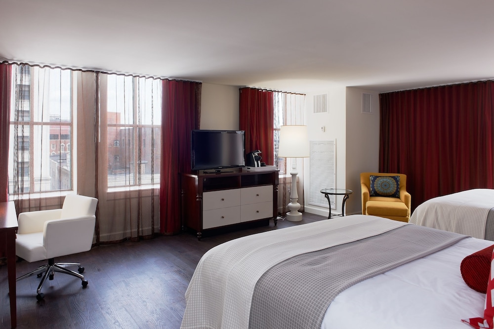 Standard Room, 2 Queen Beds, Roll-In Shower (Communications Accessible)