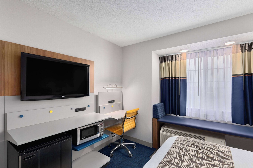 Standard Room, 1 Queen Bed - Photo 3
