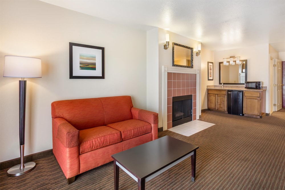 Suite with One King Bed and Sofa Bed (Non Smoking) photo 3