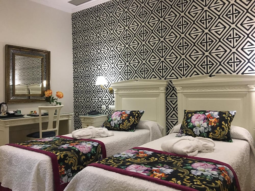 Standard Twin Room - Photo 12