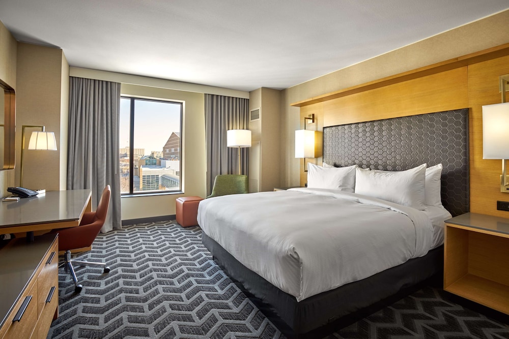 Suite, 1 King Bed, Accessible, Bathtub photo 2