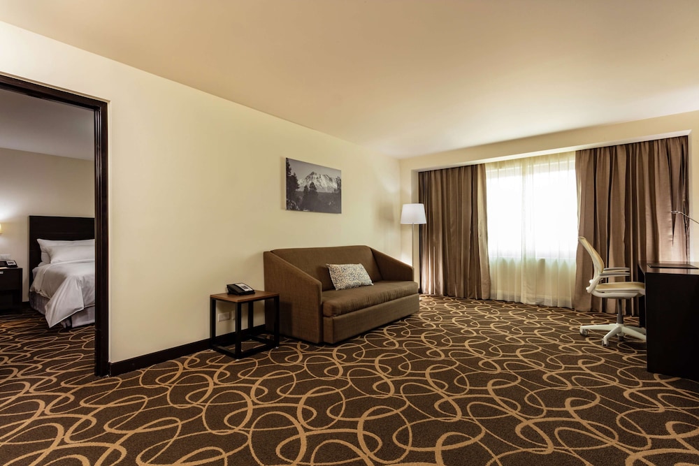 Suite, 1 King Bed - Photo 1
