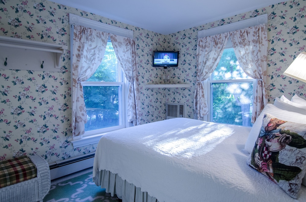 Economy Double Room, 1 Queen Bed, Private Bathroom, Garden View