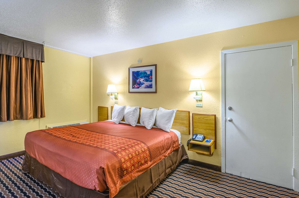 Standard Room, 1 King Bed, Smoking (Accessible) - Photo 4