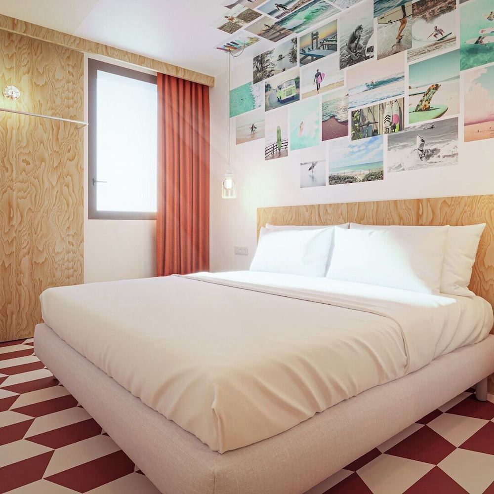 Comfort room, 2 single beds