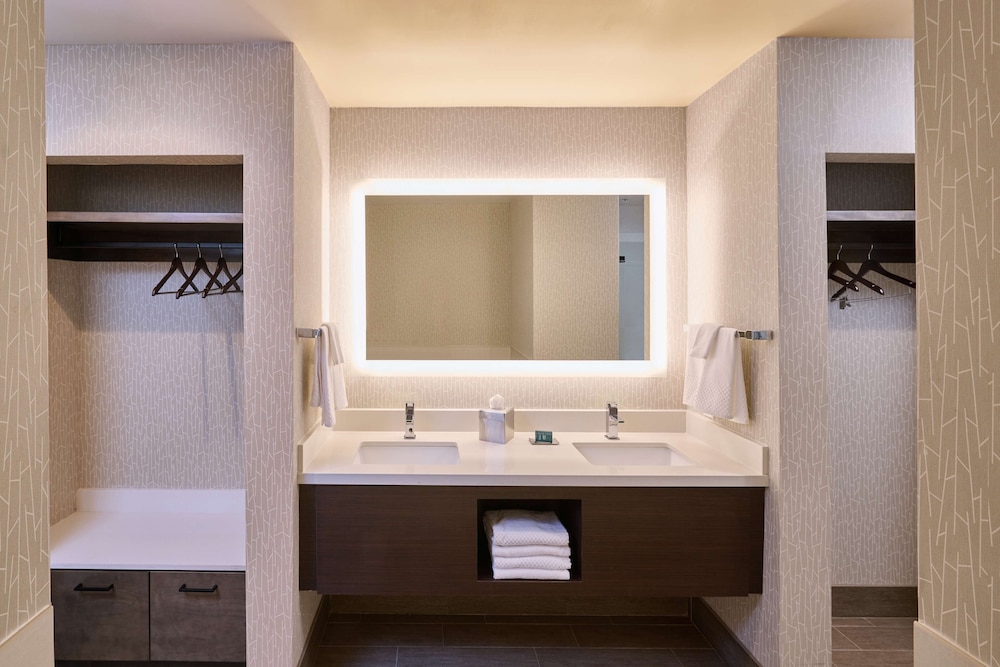 Studio, 1 King Bed, Accessible, Pool View - Photo 8
