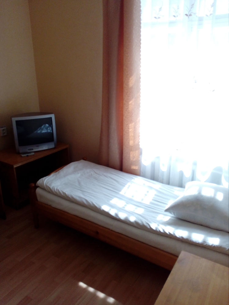 Economy Twin Room photo 2