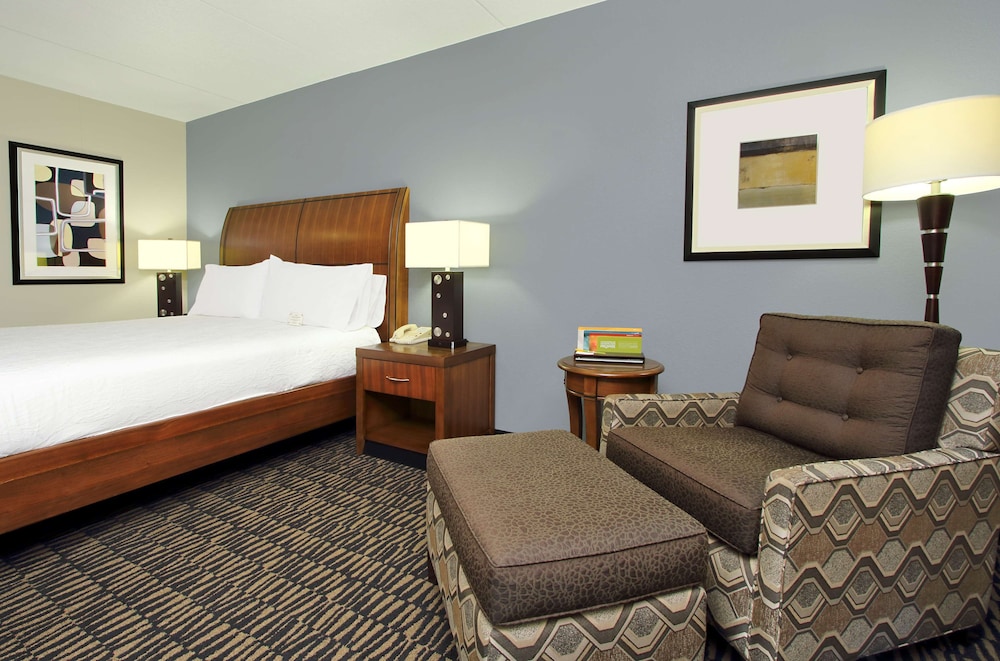 King Bed Hearing Accessible - Photo 2