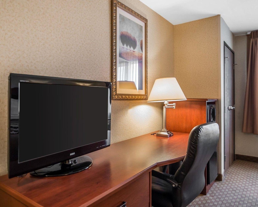 Standard Room, 1 King Bed, Non Smoking - Photo 1