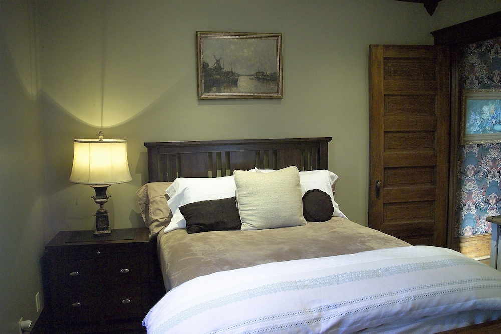 Executive Studio Suite, 1 Queen Bed, Kitchenette, Courtyard View photo 2