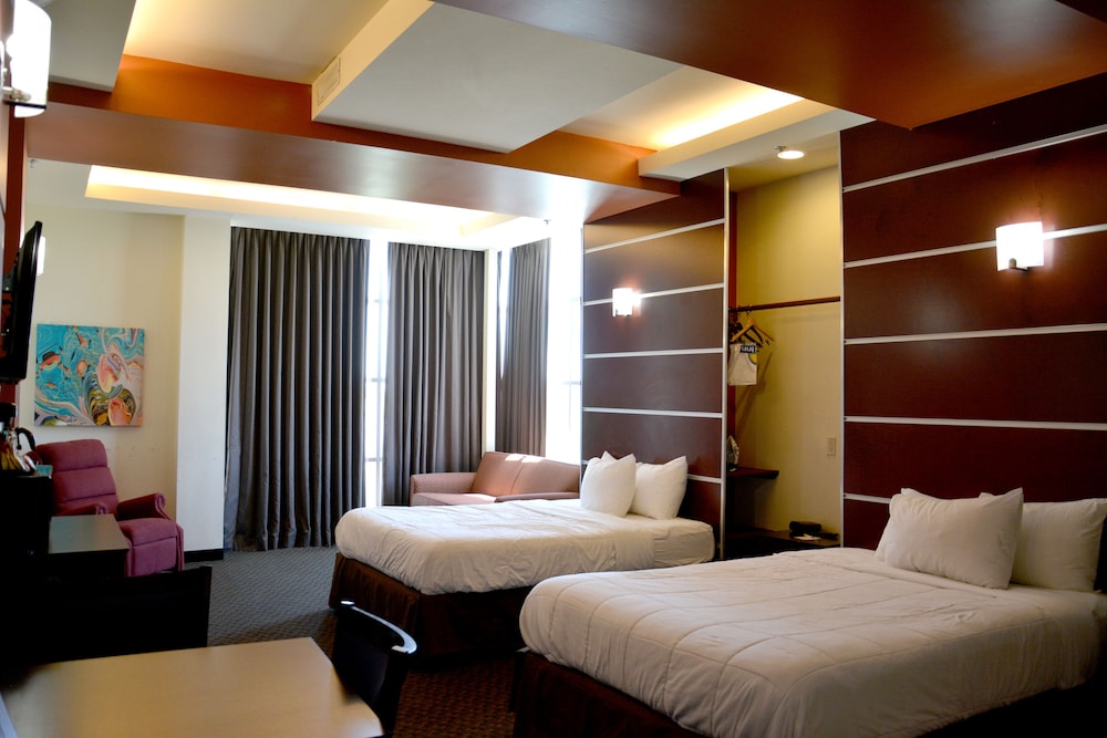 Suite, 1 Bedroom, Non Smoking (3 Queen Beds) - Photo 5