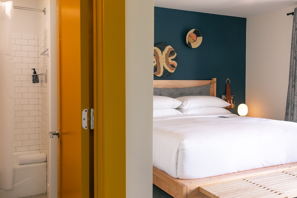 Standard Room, 1 King Bed photo 3