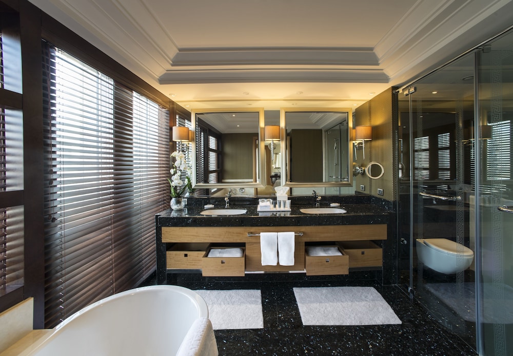 Executive Room, 1 King Bed, Smoking, City View - Photo 5