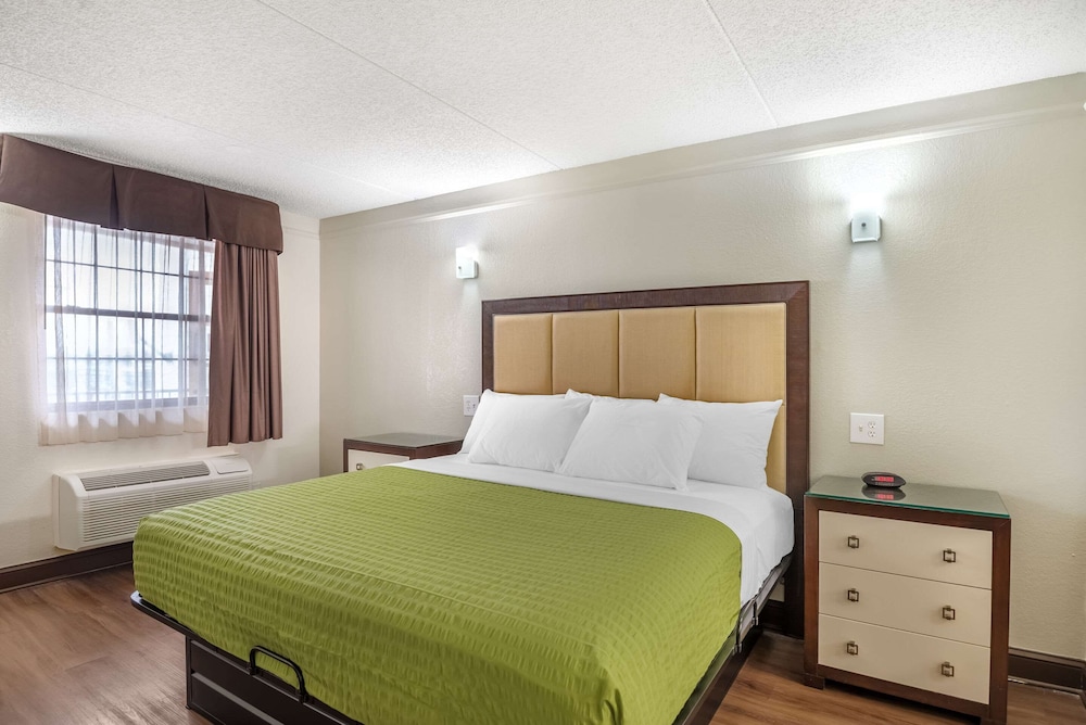 Standard Room, 1 King Bed, Non Smoking - Photo 3