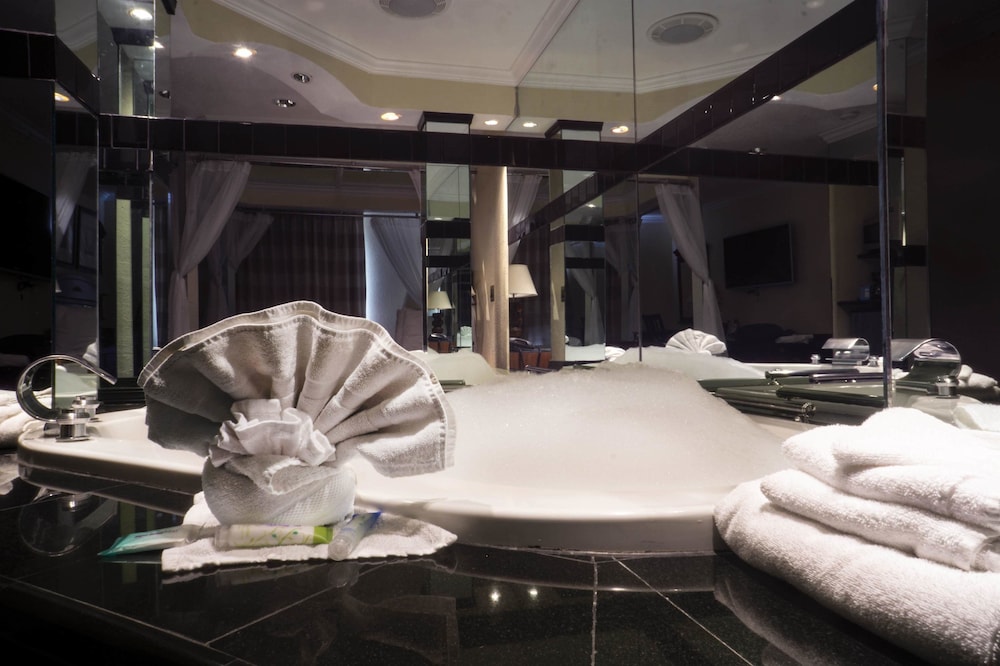 Honeymoon Room photo 3