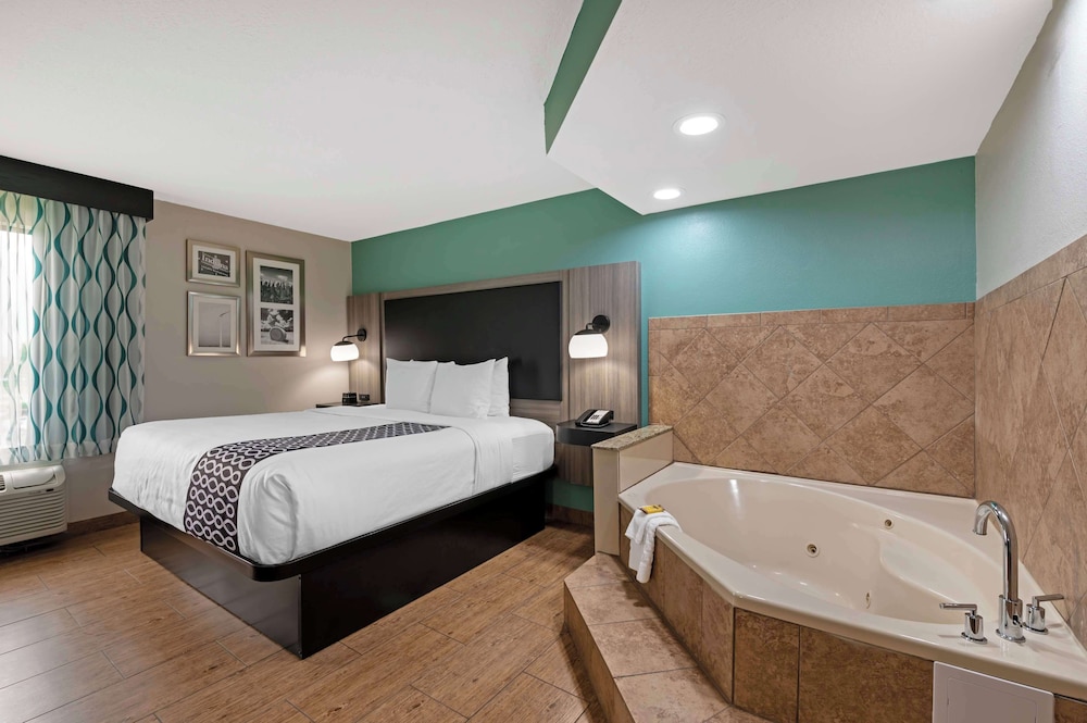 Suite, 1 King Bed, Non Smoking, Jetted Tub - Photo 2