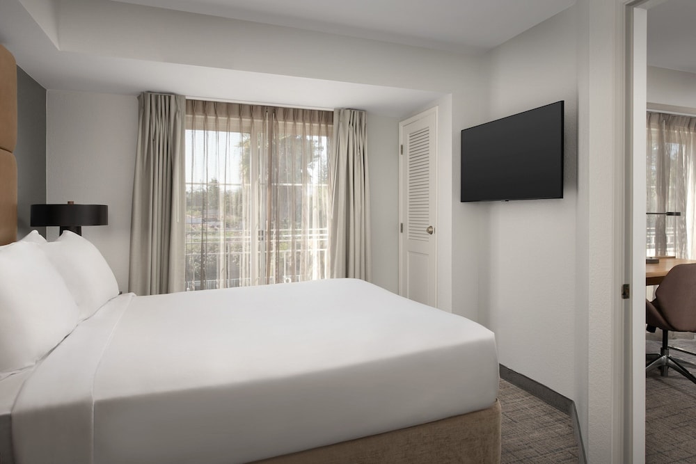 Suite, 1 Bedroom - Photo 2